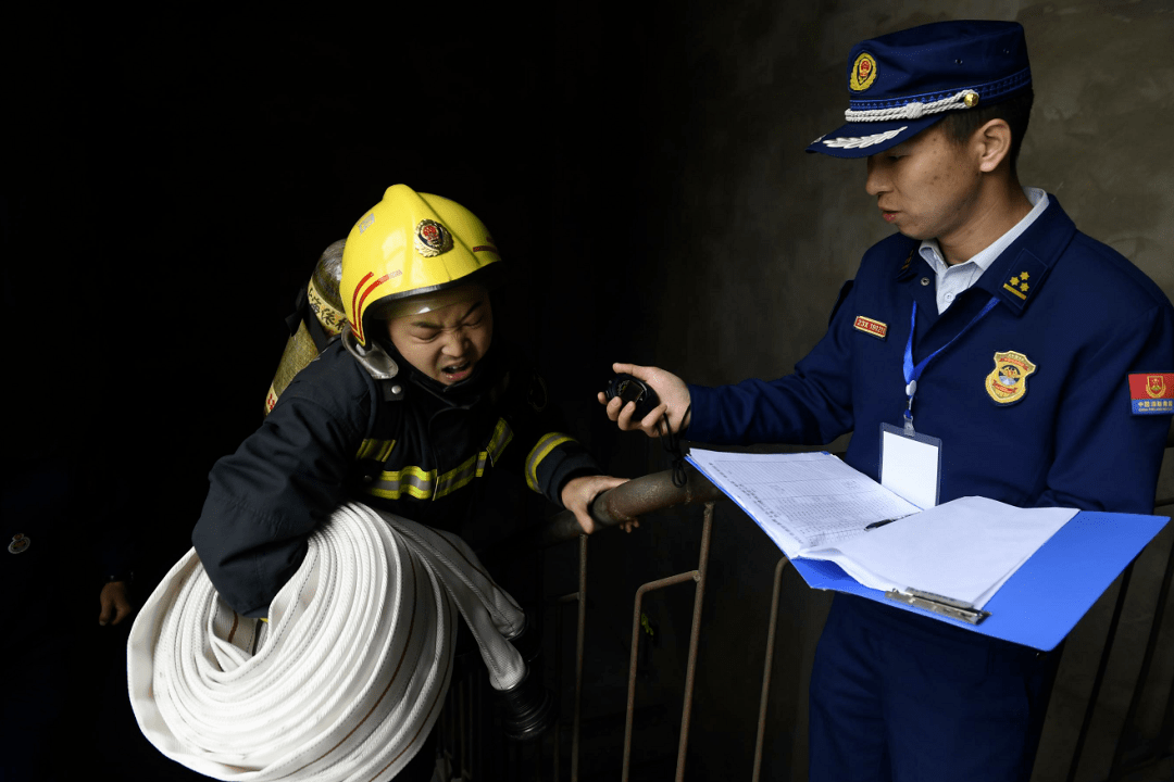 赛艇预选赛，钱塘玄武队与南城闪电队逆转，体能对抗拉满！(蓝星游戏盒子)