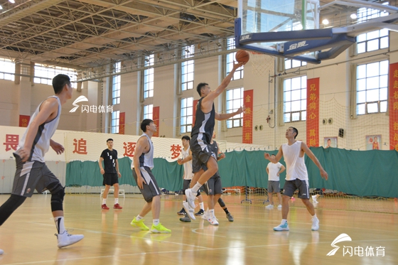 爱游戏在线 - 篮球比赛奋战到最后一分钟 