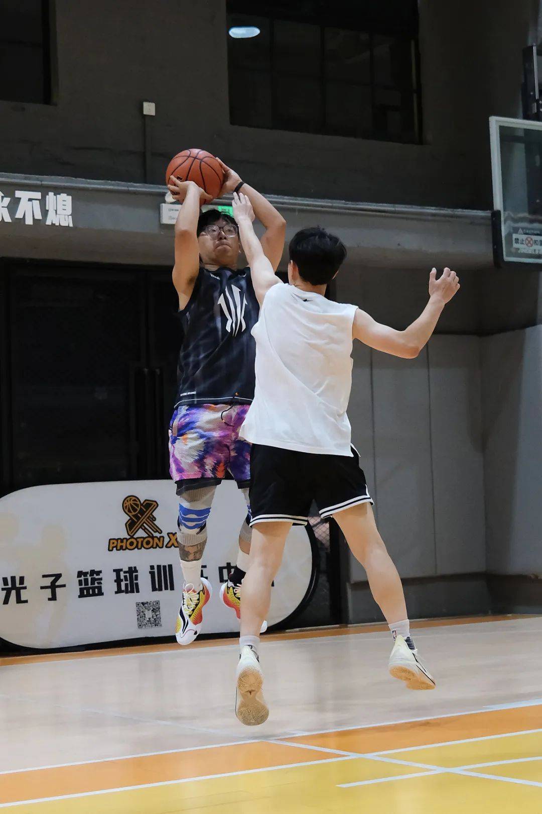 爱游戏官方 -包含赛后体能课后，广州队官宣签约备战NBA季后赛，气氛紧张，训练强度显著提升的词条