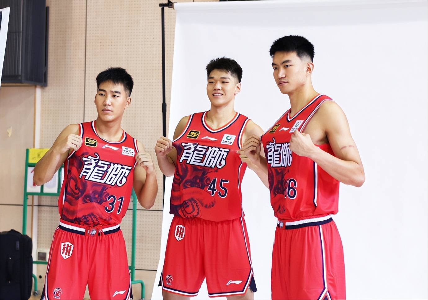 包含赛后体能课后，广州队官宣签约备战NBA季后赛，气氛紧张，训练强度显著提升的词条