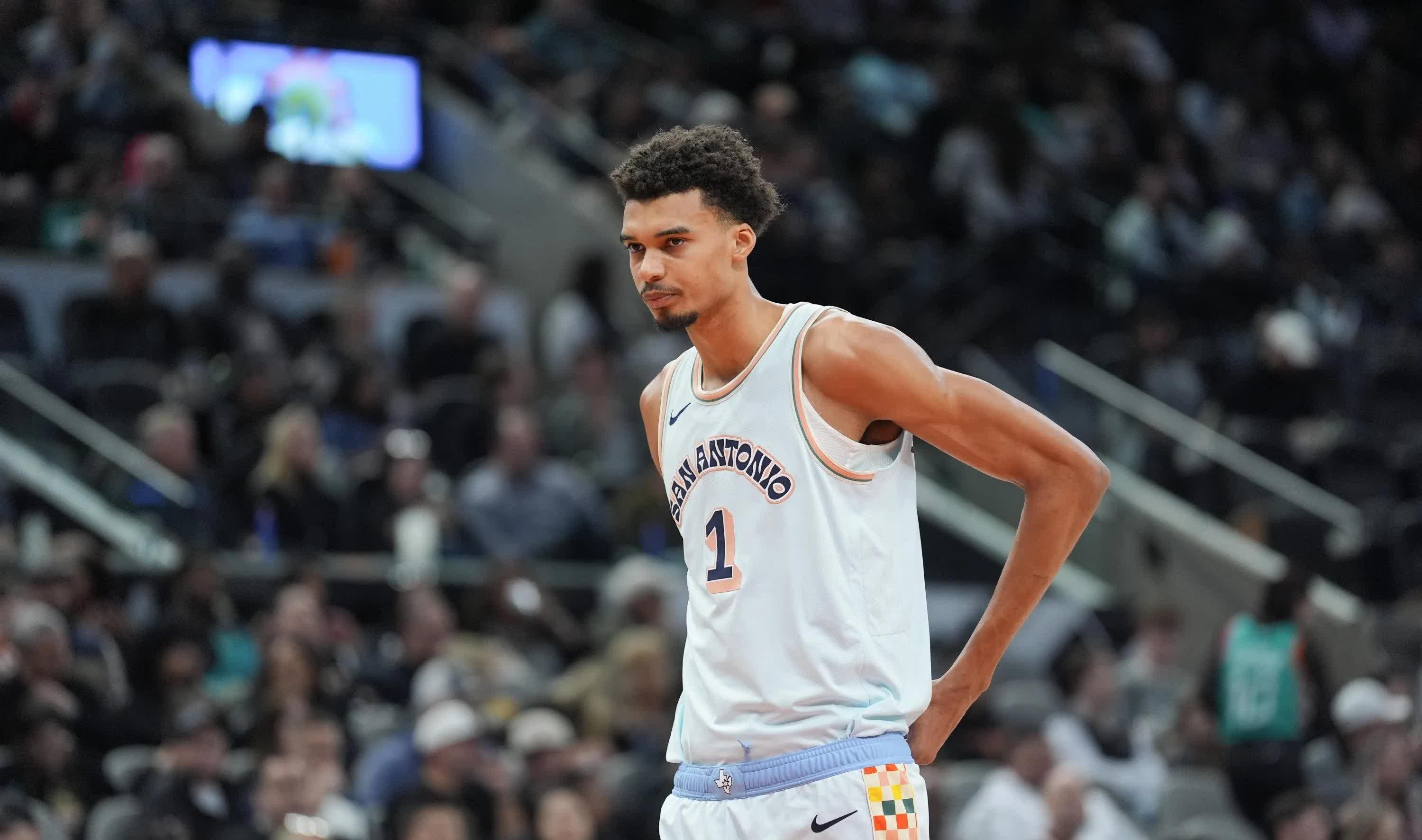 转会期体能课后，圣安东尼奥马刺调整名单备战NBA季后赛，更衣室稳定，训练强度明显提升的简单介绍