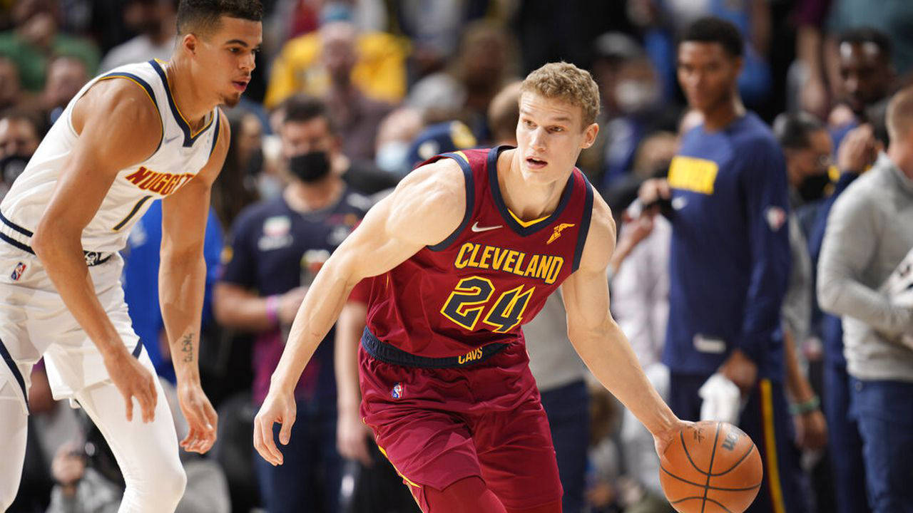 爱游戏官方 - 布莱顿训练开放日，关键时刻手感冰凉引欢呼，欧联在即，身体对抗强度拉满