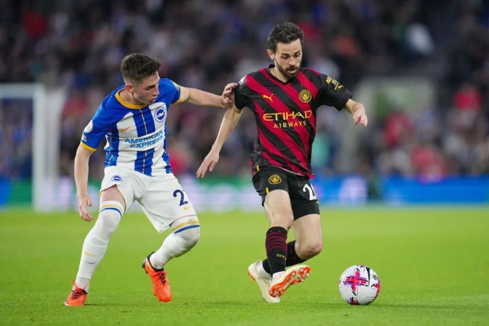  布莱顿训练开放日，关键时刻手感冰凉引欢呼，欧联在即，身体对抗强度拉满